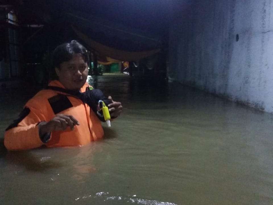 Agung Triyono, Tim Reaksi Cepat BPBD Blora saat assesment pemukiman warga Cepu yang tergenang banjir, akibat hujan lebat. (Foto: Ahmad Sampurno/Ngopibareng.id)