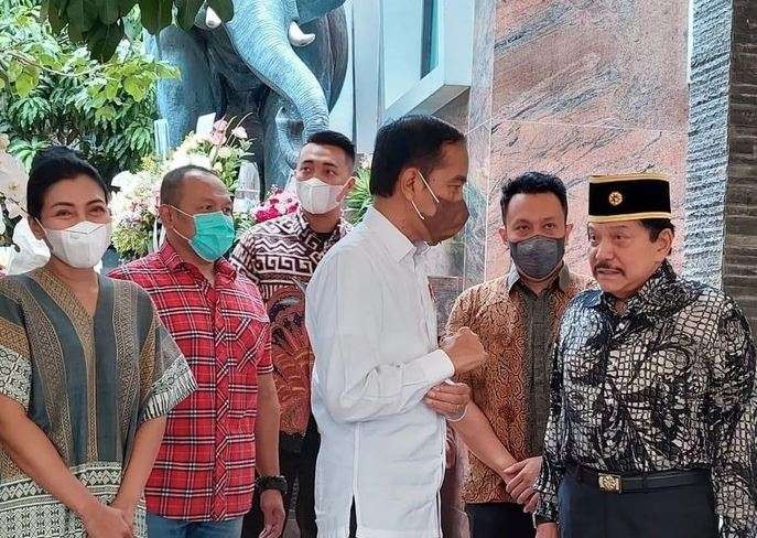 Presiden Joko Widodo (Jokowi) menjenguk mantan Kepala BIN, Jenderal TNI (Purn) AM Hendropriyono, Senin 9 Mei 2022. (Foto: Instagram @diaz.hendropriyono)