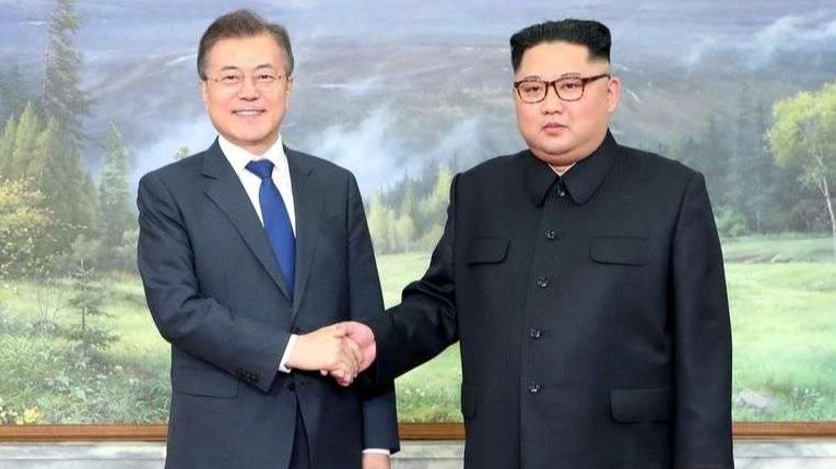 Momen langka, Presiden Korea Selatan, Moon Jae In bersama pemimpin Korea Utara Kim Jong Un. (Foto: Istimewa)
