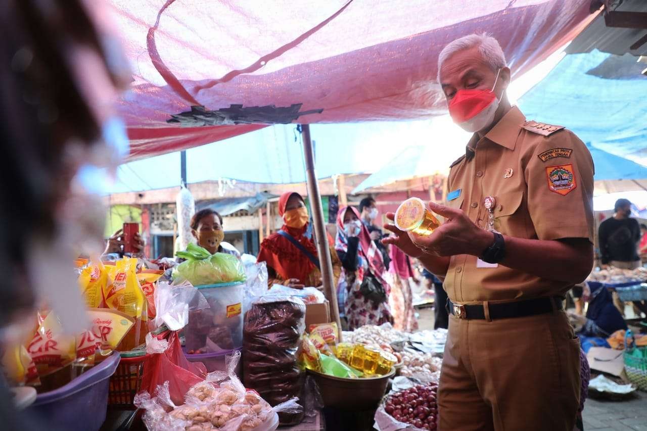 Gubernur Jawa Tengah Ganjar Pranowo saat sidak di Pasar Karangayu Semarang untuk mengecek ketersediaan minyak goreng di pasar, Senin 9 Mei 2022. (Foto: Istimewa)