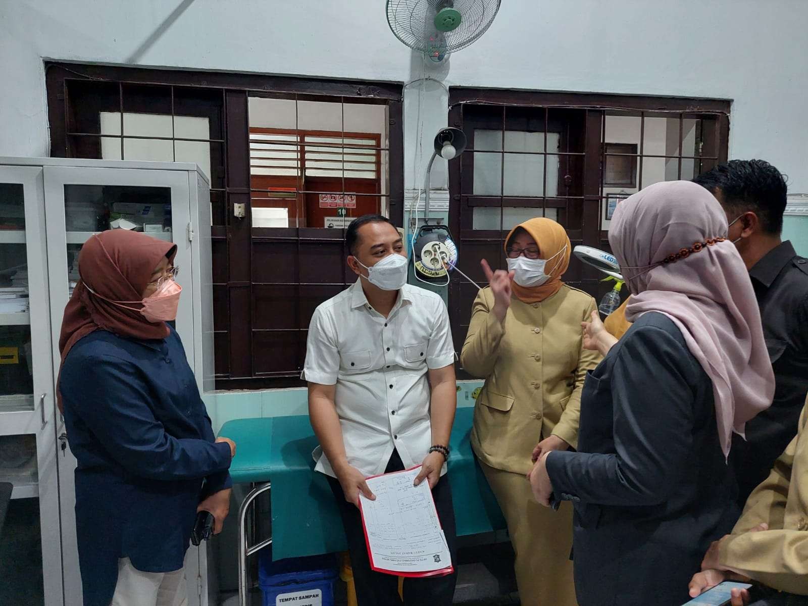 Walikota Surabaya, Eri Cahyadi, saat melakukan sidak ke Puskesmas Pucang untuk digitalisasi layanan kesehatan. (Foto: Pita Sari/Ngopibareng.id)