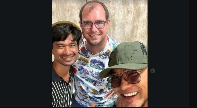 Deddy Corbuzier bersama pasangan gay Ragil Mahardika, asal Indonesia yang kini menetap di Jerman bersama pasangannya, Fred. (Foto: Instagram)