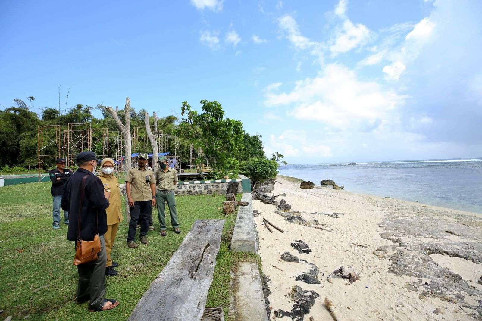 Bupati Banyuwangi Ipuk Fiestiandani meninjau lokasi liga selancar internasional di pantai Plengkung (foto: istimewa)
