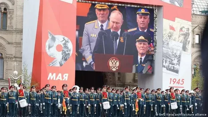Presiden Rusia Vladimir Putin terlihat di layar saat ia menyampaikan pidato pada peringatan 77 tahun Hari Kemenangan. (Foto: dw.com)