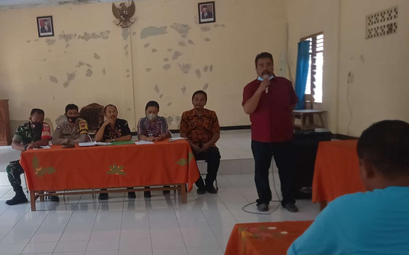 Lulus Tri Laksono, perwakilan warga Karangboyo saat menyampaikan tuntutan dalam audiensi di Balai Kelurahan Karangboyo. (Foto: Ahmad Sampurno/ Ngopibareng.id)