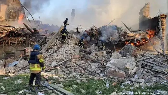 Petugas pemadam kebakaran Ukraina memadamkan api setelah rudal Rusia menghantam sebuah sekolah di wilayah Luhansk, Ukraina timur. (Foto: dw.com)
