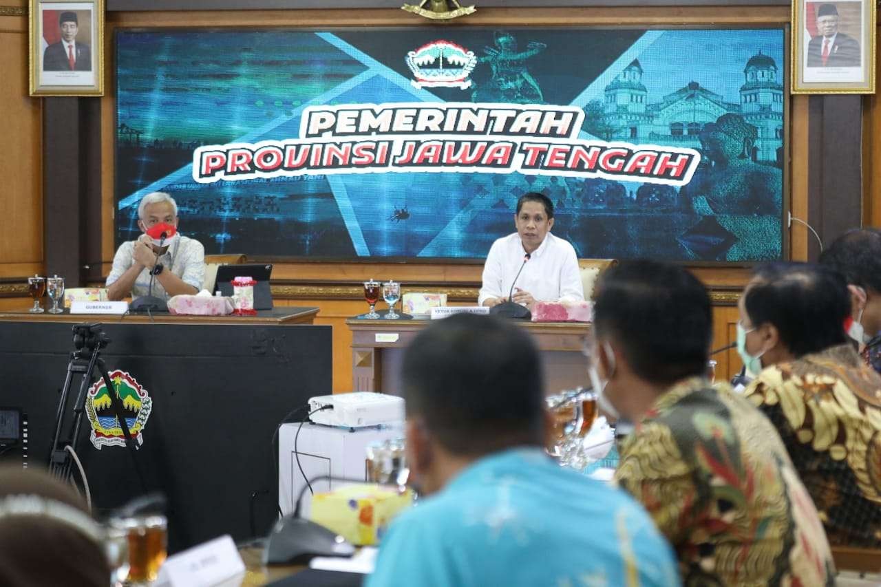 Gubernur Ganjar Pranowo saat menerima anggota DPRD Sulawesi Selatan yang wadul soal aset mereka, 11 Mei 2022. (Foto: Istimewa). (