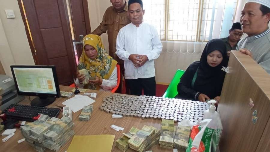 Nurkhalis dan Siti Maftuhah daftar haji dengan uang receh. (Foto: Kemenag)