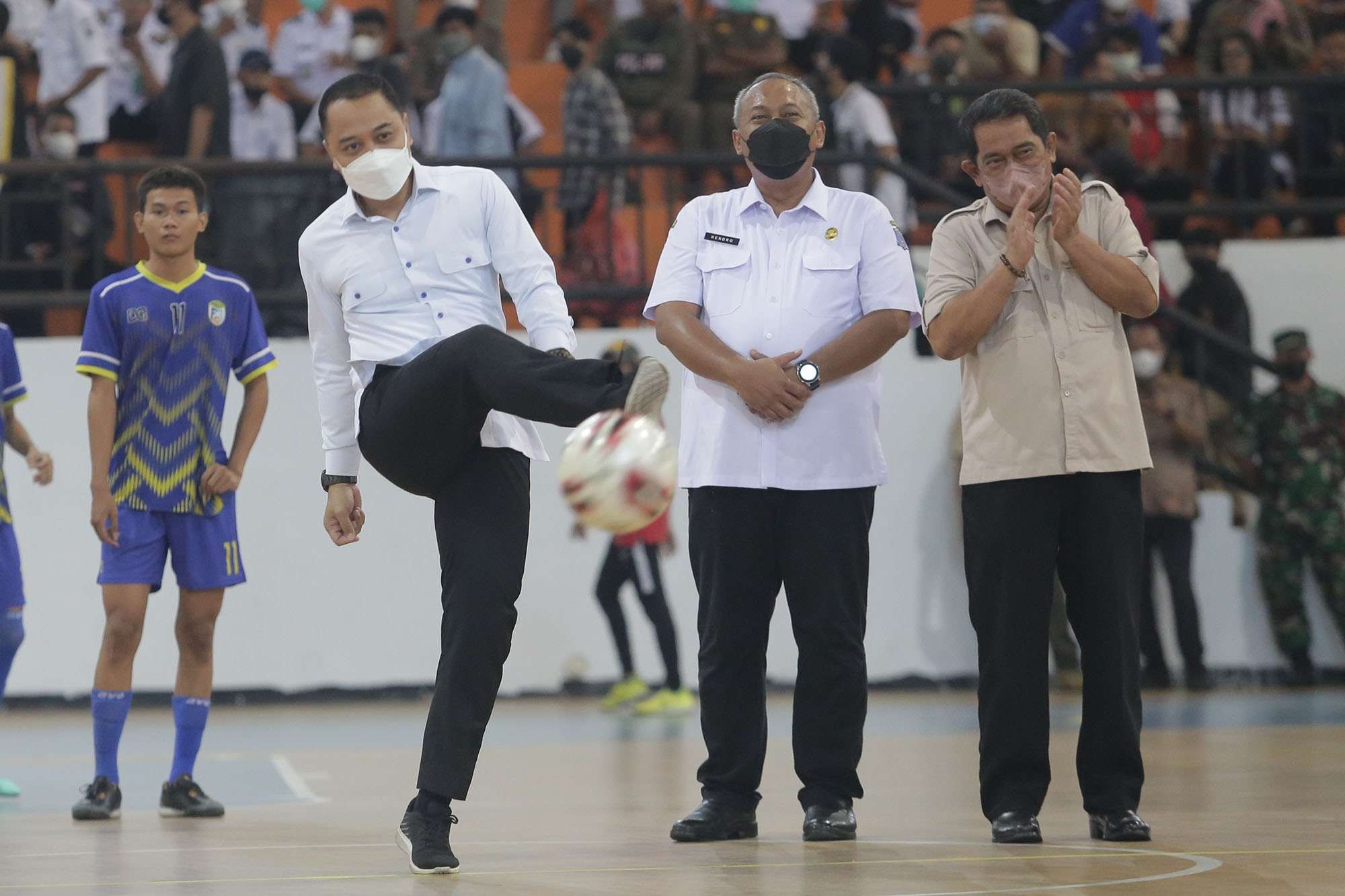 Walikota Surabaya, Eri Cahyadi saat menendang bola membuka turnamen Piala Walikota 2022 di GOR Indoor GBT, Surabaya, Rabu 11 Mei 2022. (Foto: Istimewa)