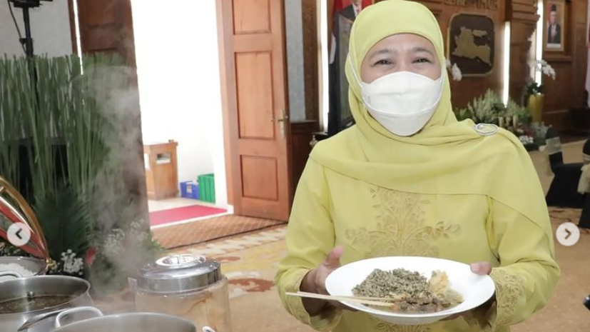 Gubernur Jawa Timur, Khofifah Indar Parawansa menghadirkan menu spesial khas lamongan dalam halalbihalal di Grahadi. (Foto: instagram)