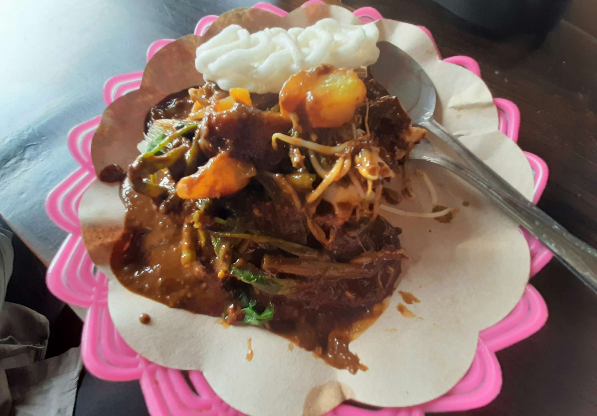 Rujak cingur makanan khas Surabaya yang menggunakan cingur sapi. (Foto: Pita Sari/Ngopibareng.id)