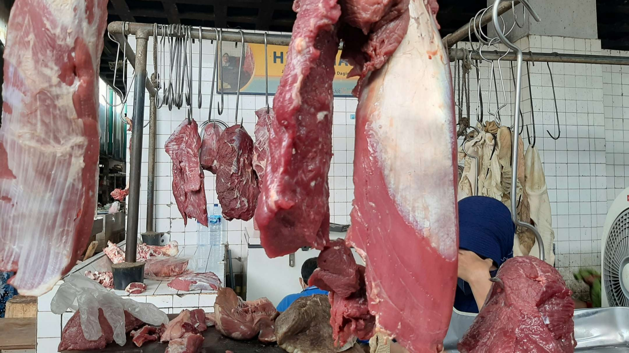 Ilustrasi penjualan daging sapi di Pasar Pucang Surabaya. (Foto: Pita Sari/Ngopibareng.id)