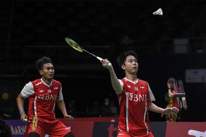 Ganda Putra Indonesia Kevin Sanjara/Mohammad Ahsan menyumbangkan poin saat melawan China di Piala Thomas 2022. (Foto; Ant)