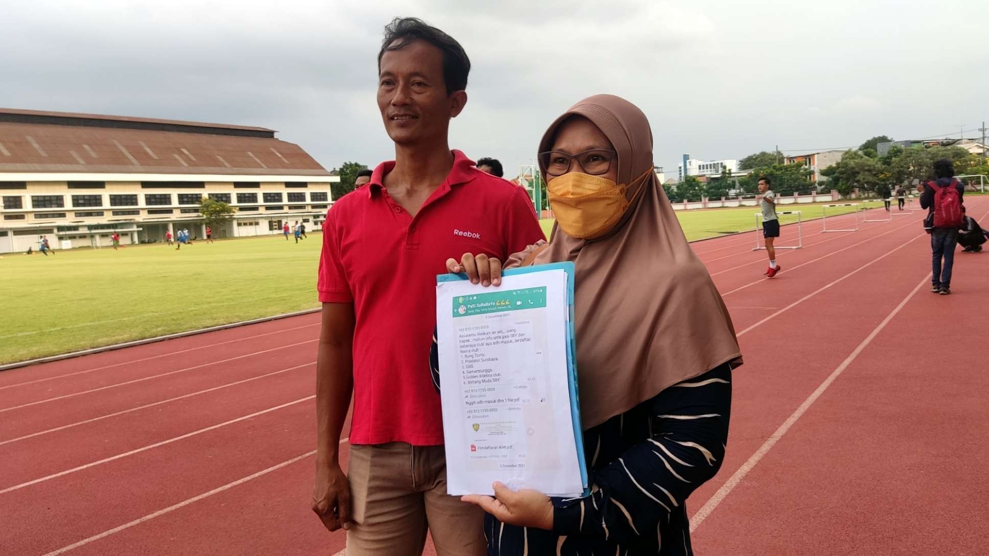 Pelatih Samaratungga, Murtoyo bersama orangtua atlet Elly Yani, menunjukkan bukti klubnya mendapat rekomendasi PASI Surabaya, untuk mengikuti Kejurda 2021 lalu. (Foto: Fariz Yarbo/Ngopibareng.id)