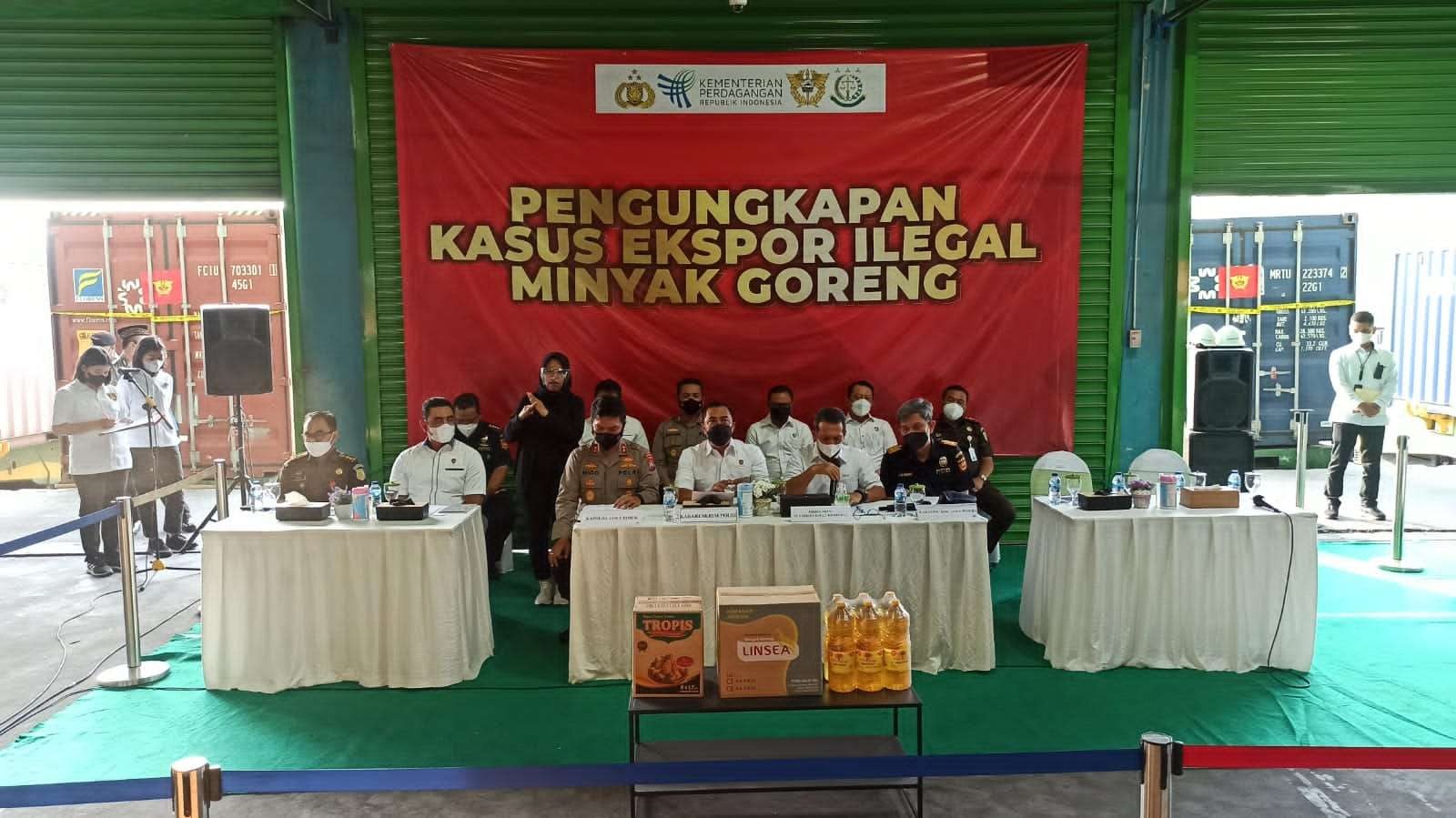 Kabareskrim Polri, Komjen Pol Agus Andrianto merilis pengungkapan kasus ekspor migor di Surabaya, Kamis 12 Mei 2022.