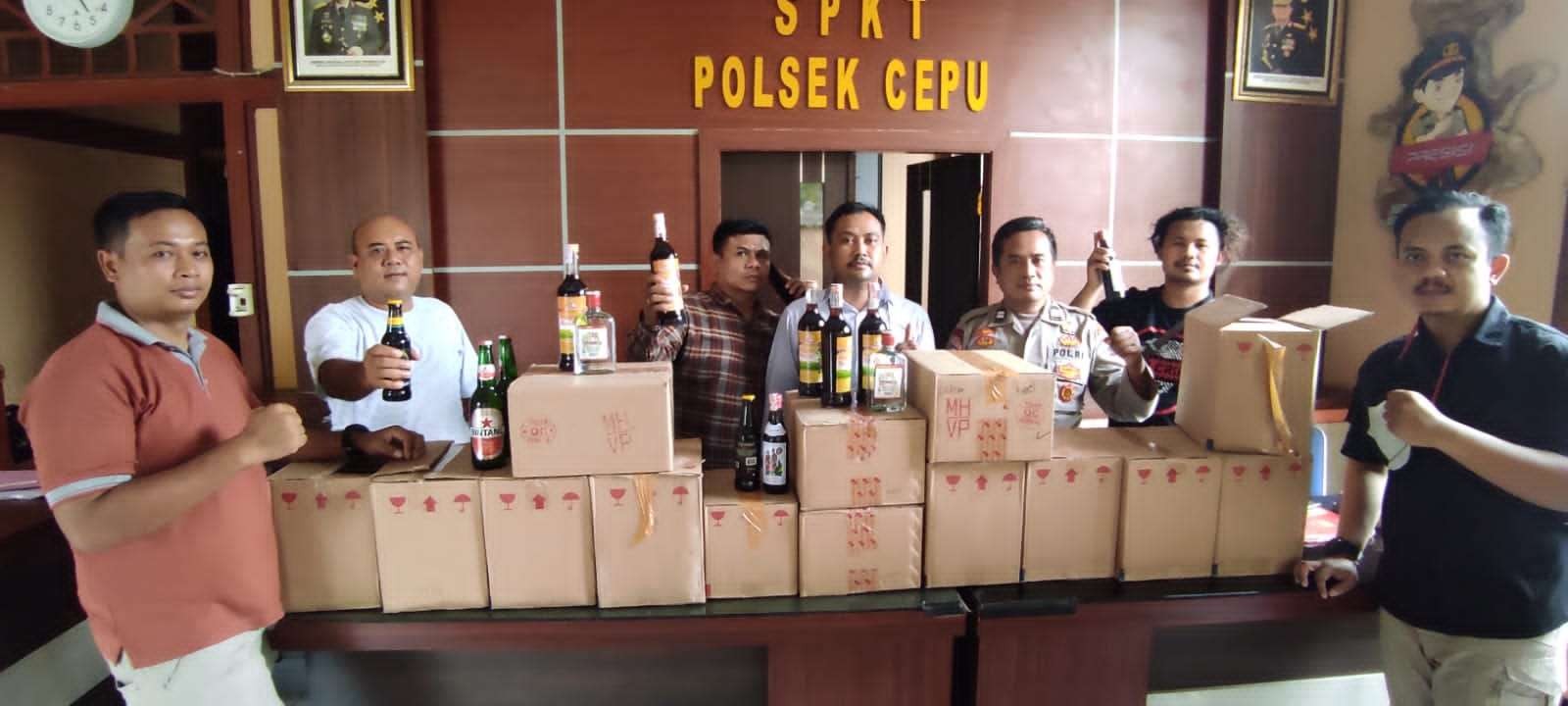 Puluhan botol miras berbagai merk diamankan Polsek Cepu. (Foto: Ahmad Sampurno/ ngopibareng.id)