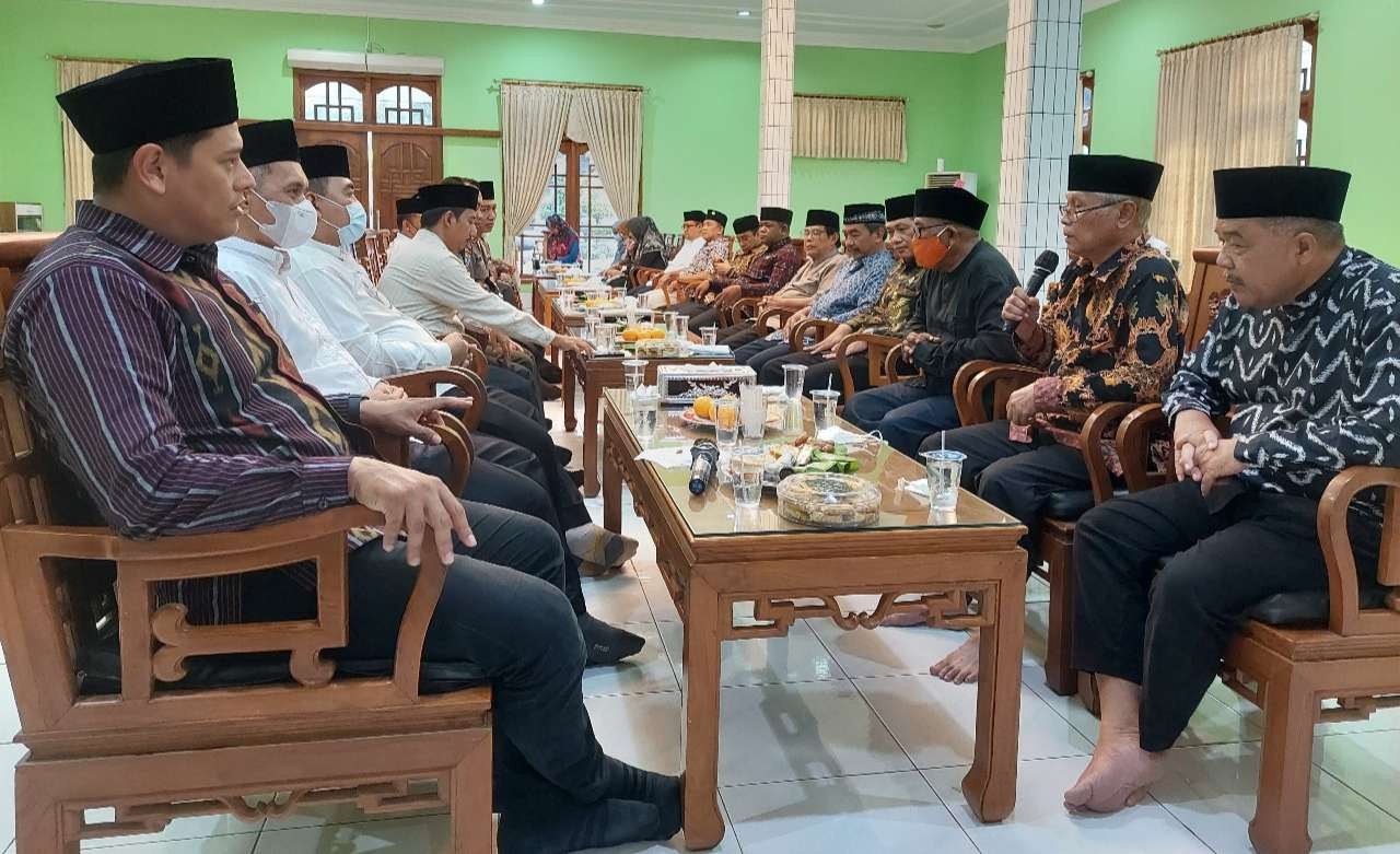 Walikota Kediri Abdullah Abu Bakar bermah tamah dengan keluarga besar Ponpes Wali Barokah Kediri. (Foto: Istimewa)