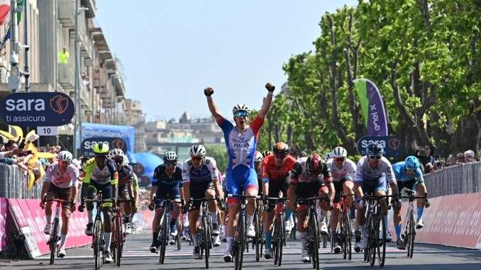 Arnaud Demare (Groupama FDJ) memenangkan Giro d'Italia etape 5 dengan adu sprint. (Foto: Istimewa)