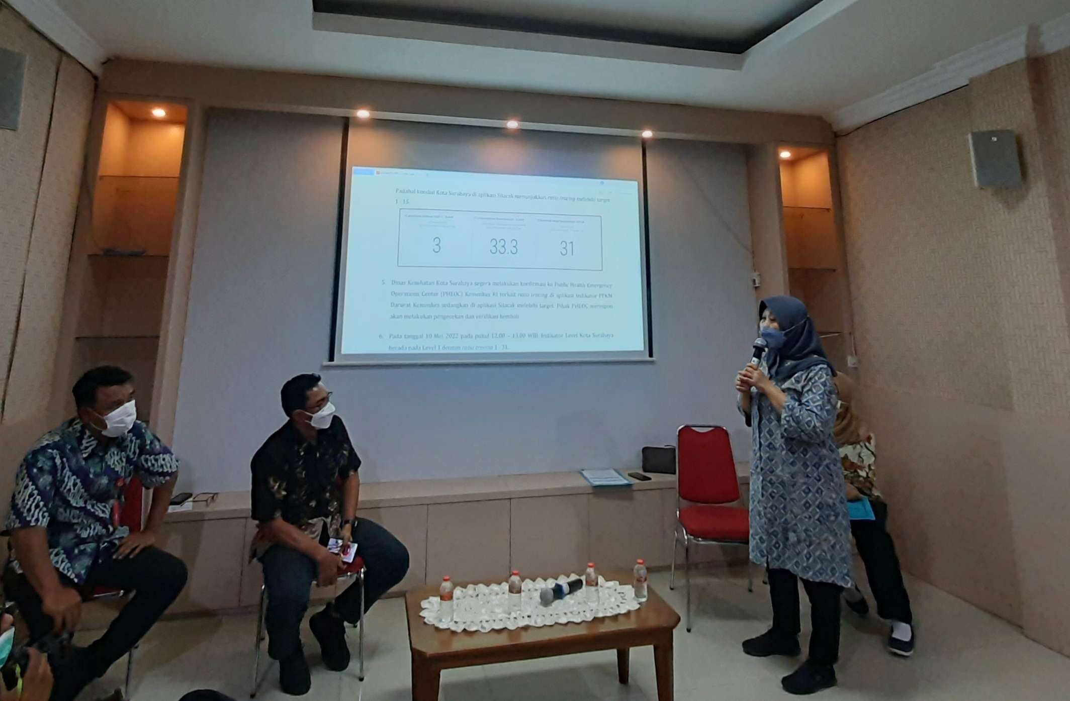 Kepala Dinas Kesehatan, Nanik Sukrisna saat menjelaskan mengenai kesalahan sistem yang terjadi dan mengakibatkan status Surabaya PPKM Level 2. (Foto: Pita Sari/Ngopibareng.id)