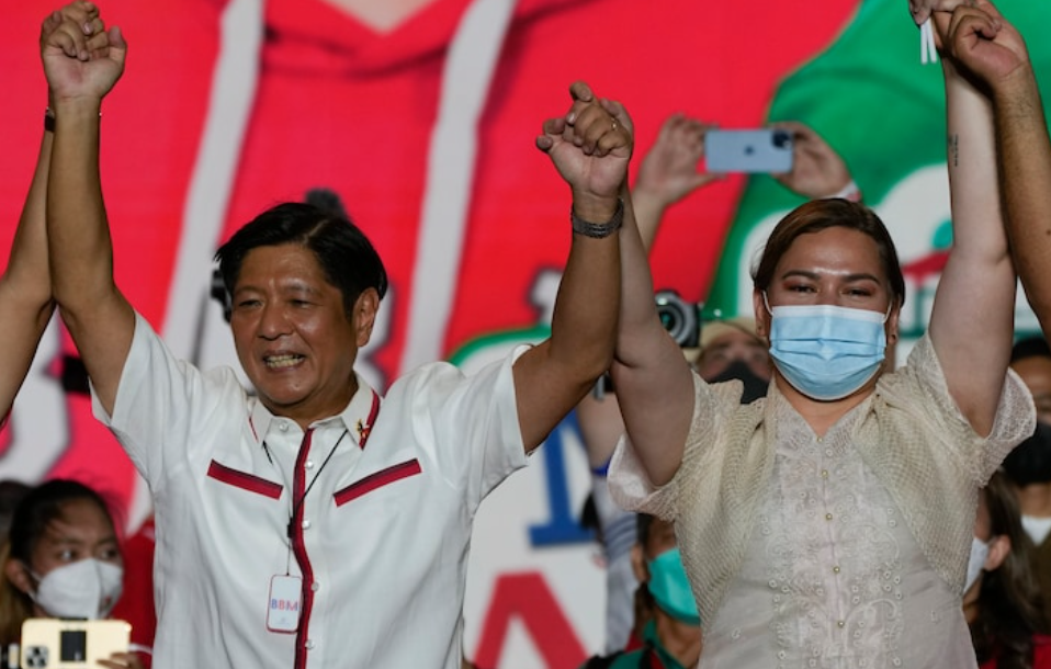 Bongbong Marcos Jr, anak mendiang Ferdinand Marcos, bersama calon wapres Sara Duterte, memenangi hasil hitung sementara Pilpres Filipina. (Foto: Wapo)