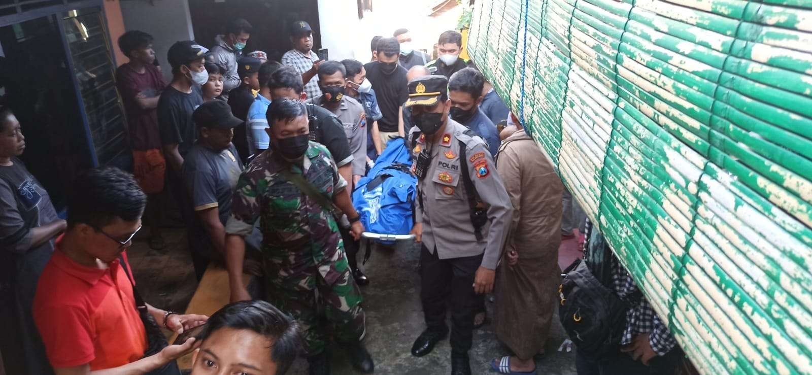 Proses evakuasi jenazah pria yang gantung diri di Kedungkandang, Kota Malang (Foto: istimewa)
