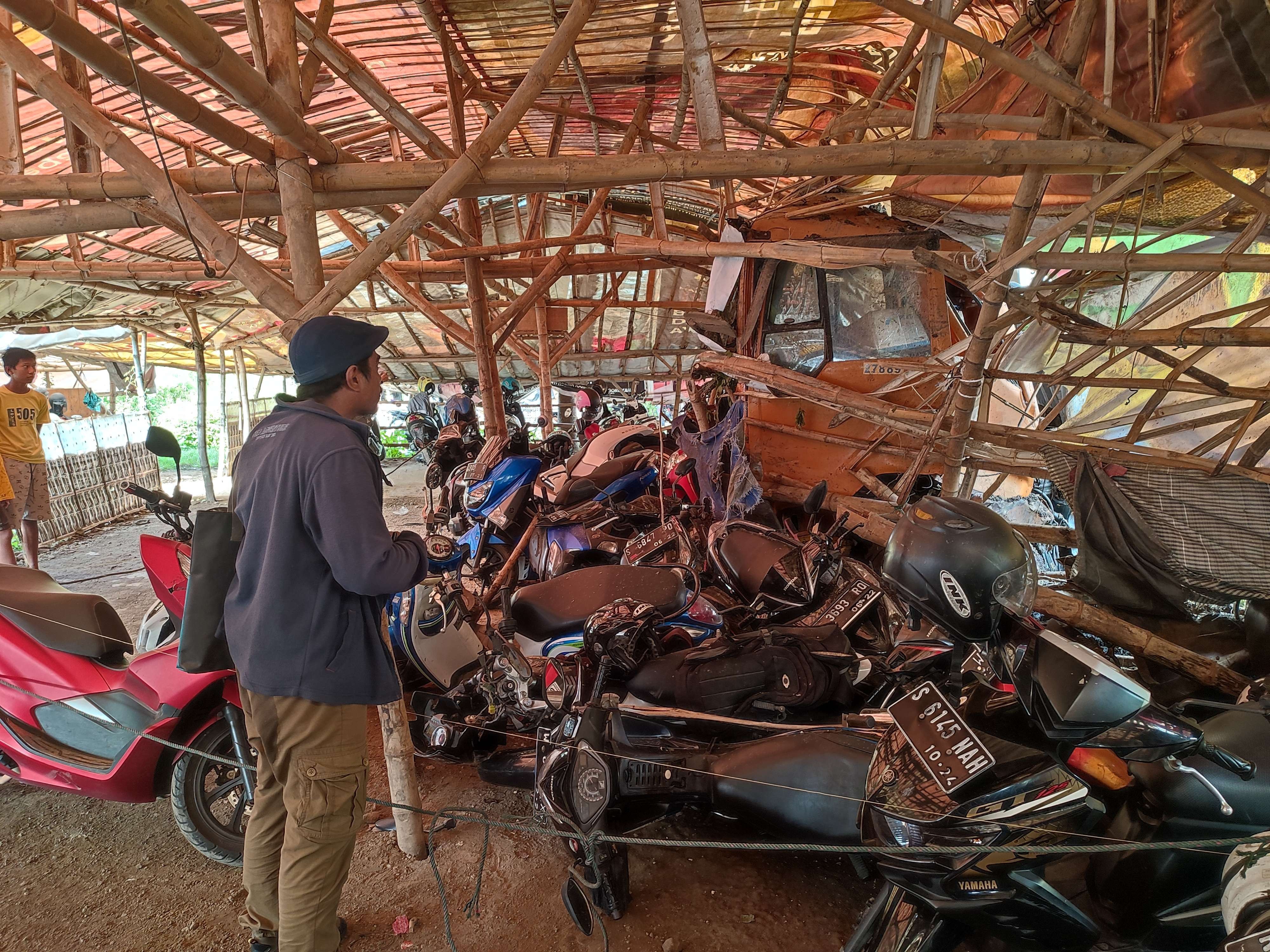 Puluhan sepeda motor rusak tertabrak truk kontainer rem blong. (Foto: Deni Lukmantara/Ngopibareng.id)