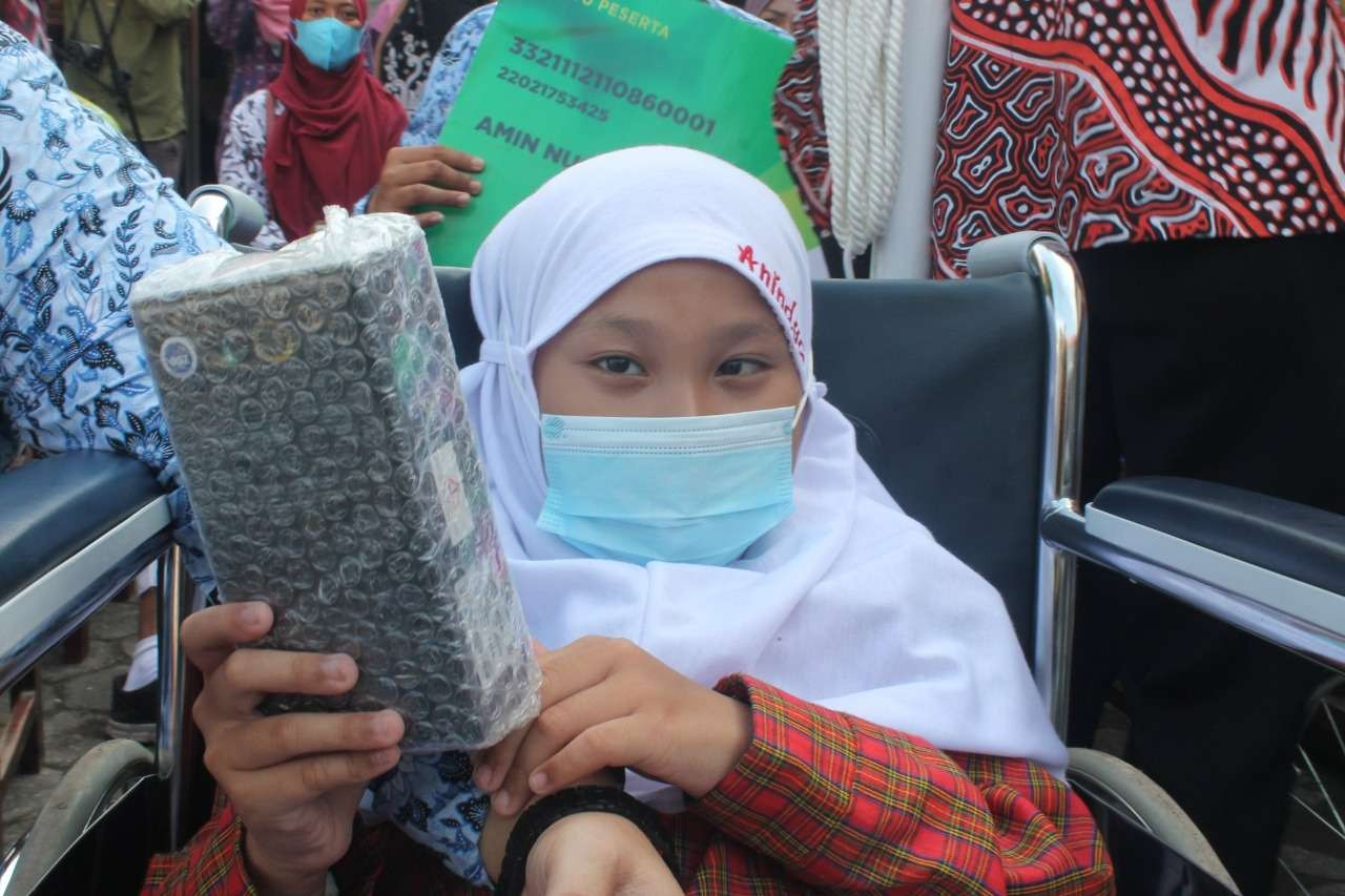 Siswa SLB Negeri 1 Demak, Anindhya mendapat hadiah ponsel dari Gubernur Jawa Tengah Ganjar Pranowo usai unjuk gigi. (Foto: dok. Humas Pemprov Jateng)