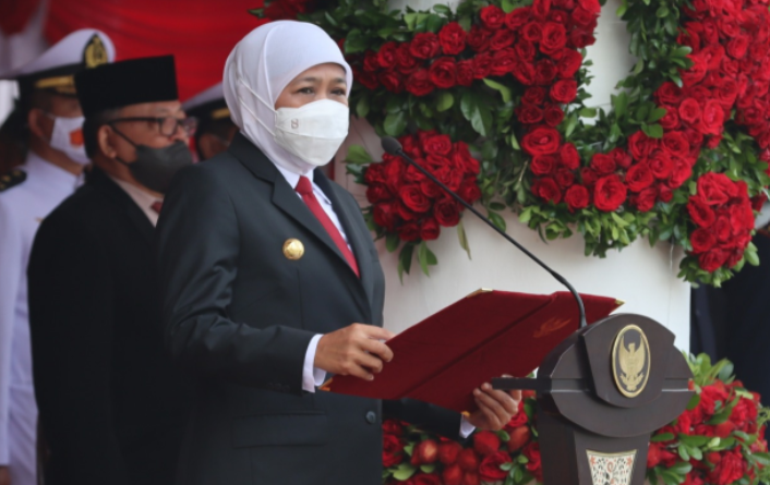 Gubernur Jawa Timur, Khofifah Indar Parawansa, menjadi Inspektur Upacara Bendera Peringatan Hari Pendidikan Nasional (Hardiknas) di tingkat Provinsi Jatim. (Foto: Kominfo Jatim)