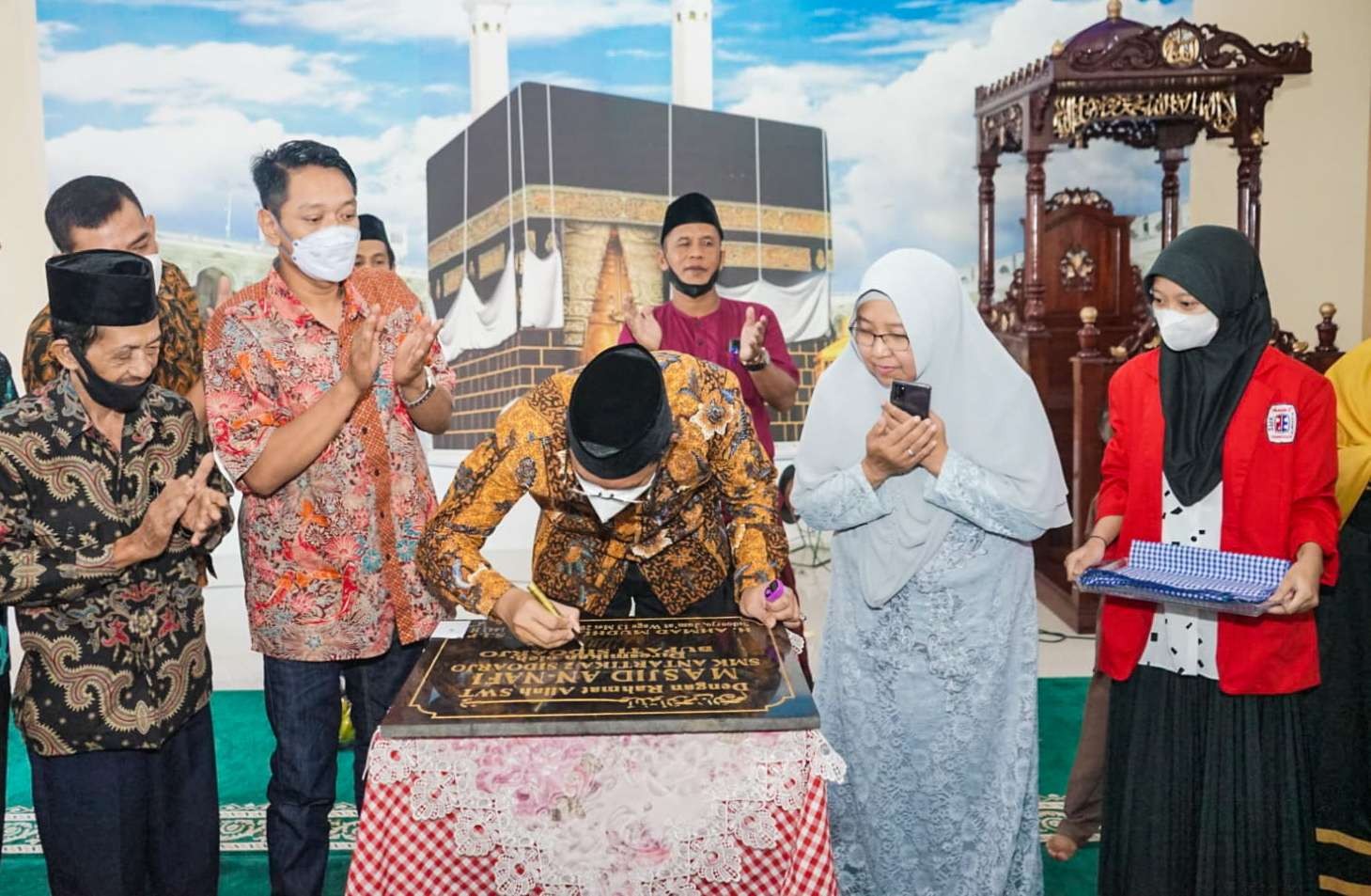 Bupati Sidoarjo saat menandatangani prasasti masjid An-Nafl. (Foto : Aini Arifin/Ngopibareng.id)
