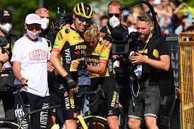 Tom Dumoulin memeluk Koen Bouwman sesaat setelah memenangkan etape 7 GIro d'Italia. (Foto: Istimewa)