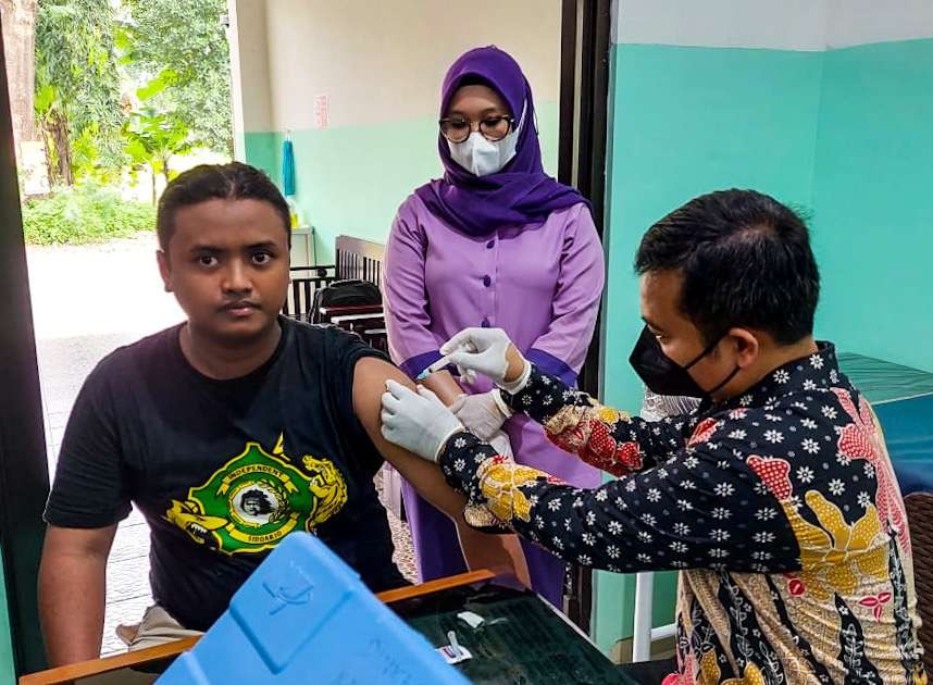 Seorang Bonek Sidoarjo sedang disuntik vaksin, Sabtu 14 Mei 2022. (Foto: Aini Arifin/Ngopibareng.id)