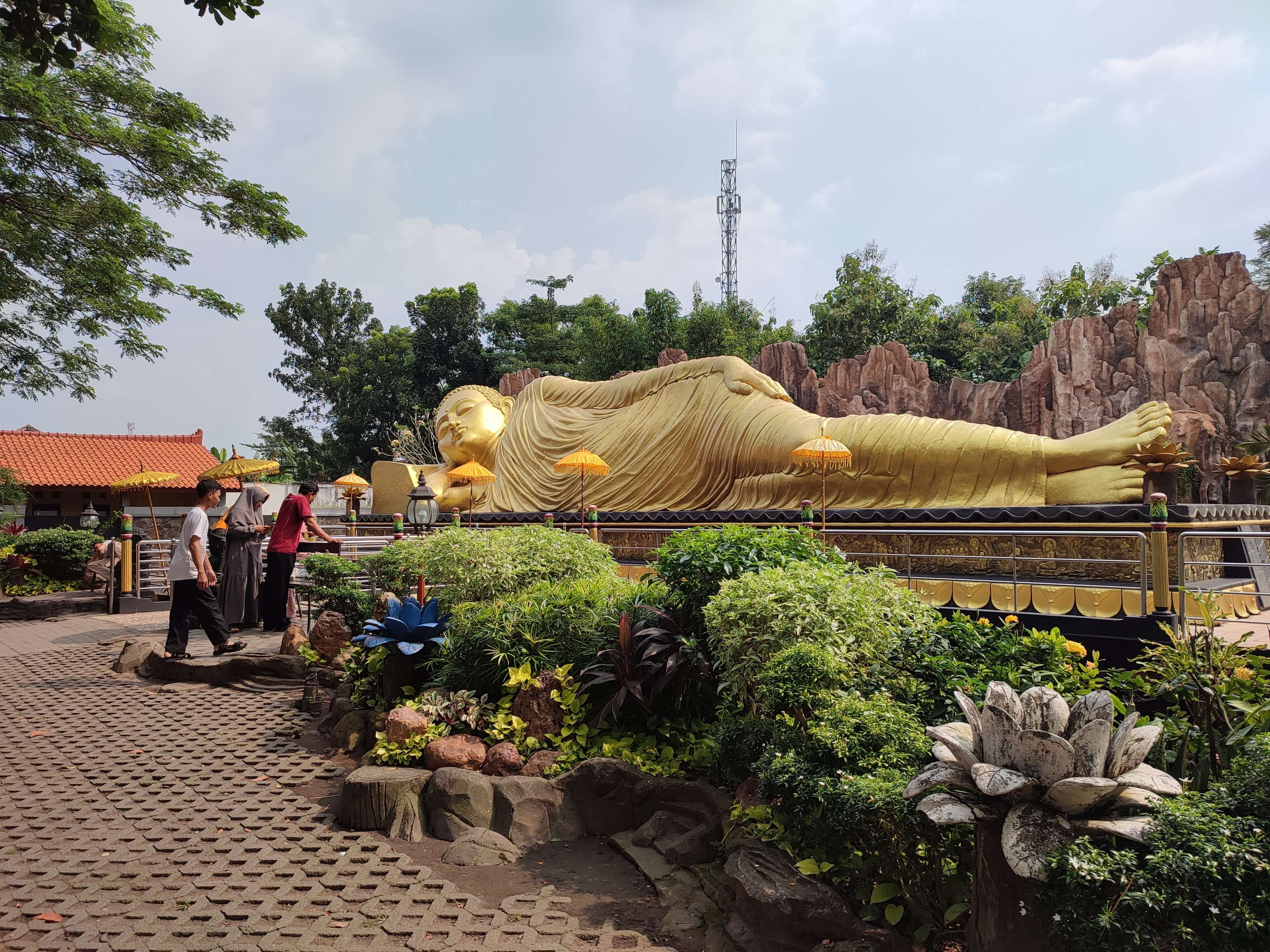 Patung Buddha Tidur di kompleks Vihara di Mojokerto. (Foto: Deni Lukmantara/Ngopibareng.id)