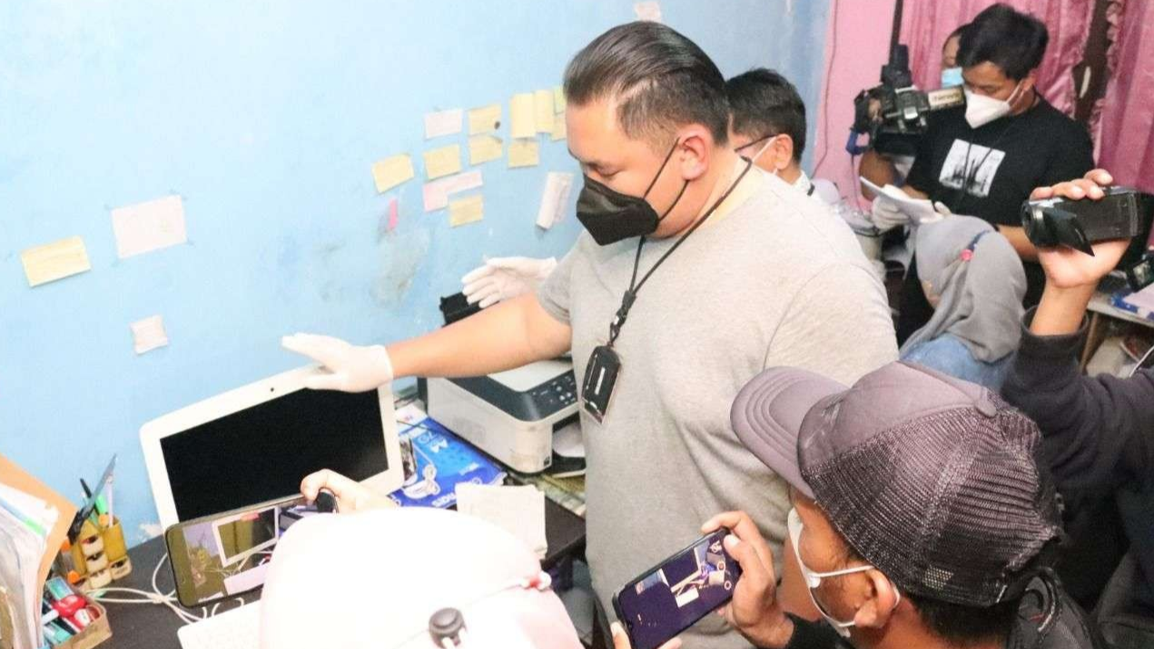Kasatreskrim Surabaya, AKP Arief Ryzki Wicaksana saat menyita bukti tanbahan kasus ekspor minyak goreng ilegal di Surabaya. (Foto: Istimewa)