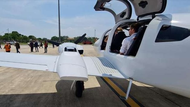 Sebuah pesawat sipil asing Unschedule dengan Call Sign VOR06 bernomor registrasi G-DVOR tipe DA62 mendarat di Lanud Hang Nadim Batam. (Foto: TNI AU)