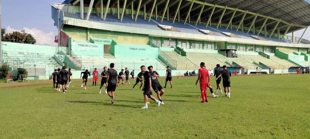 Skuad Arema FC saat menggelar latihan di Stadion Gajayana, Kota Malang (Foto: Lalu Theo/ngopibareng.id)