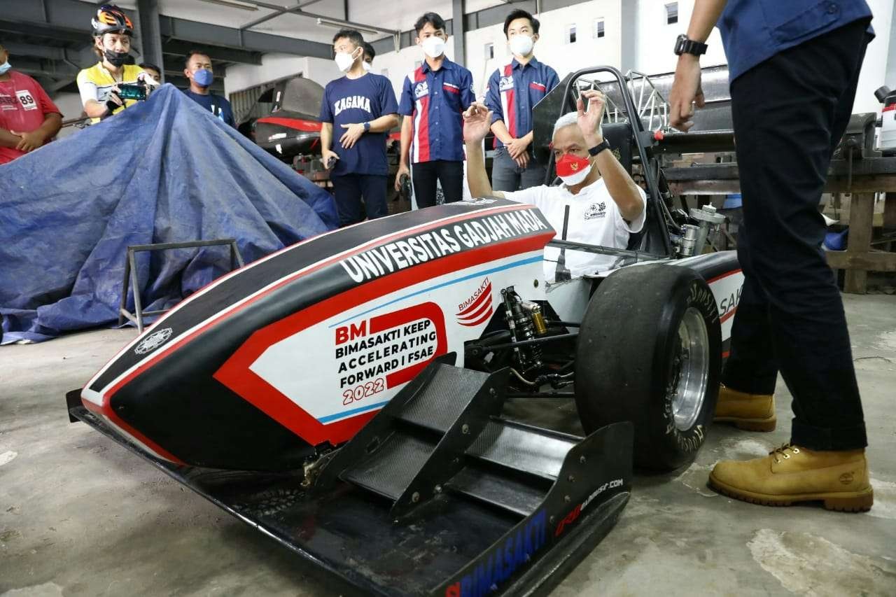 Gubernur Jateng Ganjar Pranowo saat mencoba mobil Formula 1 Bimasakti karya mahasiswa UGM. (Foto: dok. Humas Pemprov Jateng)