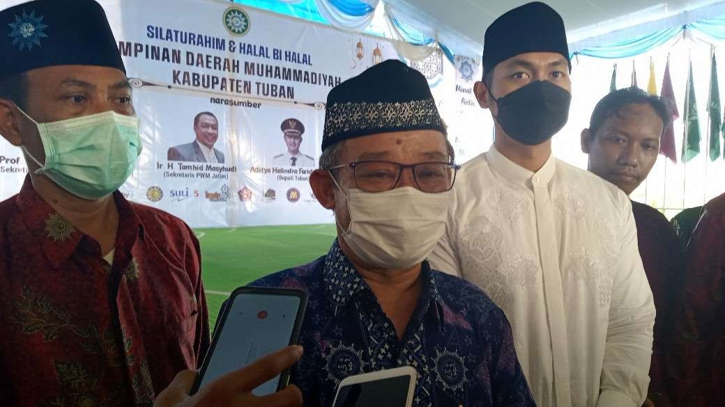 Sekretaris Umum PP Muhammadiyah Prof Abdul Mu'ti didampingi oleh Bupati Tuban Aditya Halindra Faridzky (Foto: Khoirul Huda/Ngopibareng.id)