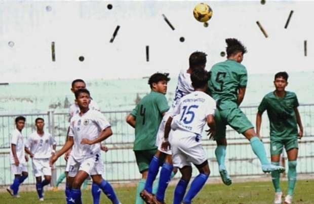 Tim sepak bola Bondowoso (putih) tak mampu melewati pra Porprov Jatim VII 2022 di Kota Pasuruan. (foto: Askab PSSI Bondowoso)
