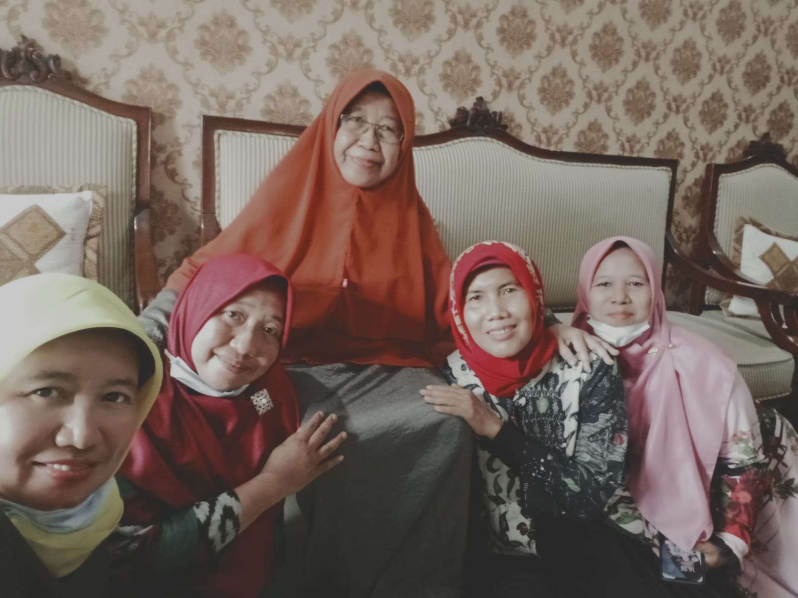Menuntut Ilmu sejumlah aktivis Nahdliyat bersama Ny Hj Masruroh Wahid, Ketua PW Muslimat NU Jawa Timur. (Foto: Istimewa)