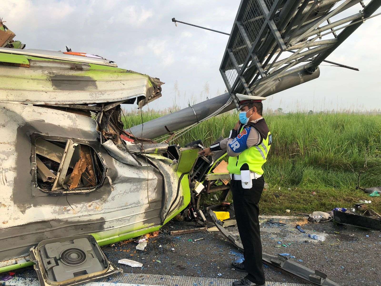 Aparat saat melakukan proses penanganan pasca kecelakaan bis Ardiansyah di Tol Sumo, Senin 16 Mei 2022. (Foto: PJR Polda Jatim)