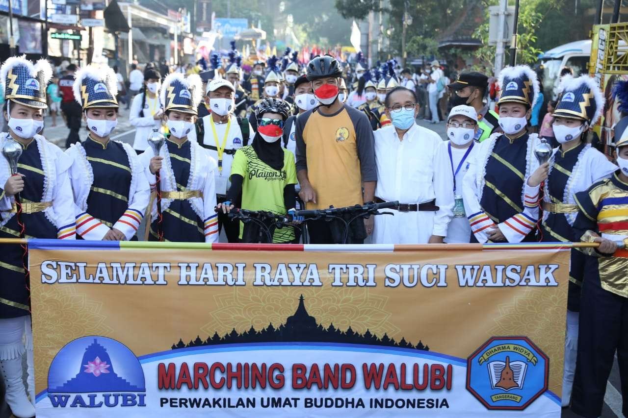 Gubernur Jawa Tengah Ganjar Pranowo saat hadir di parade Waisak dalam rangka peringatan Hari Raya Waisak di Magelang. (Foto: dok Humas Pemprov Jateng)