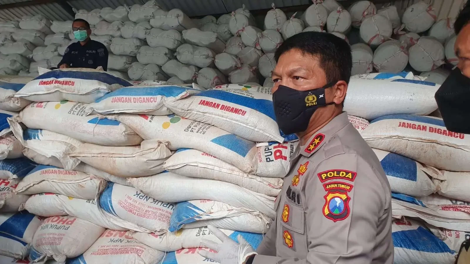 Kapolda Jatim Irjen Pol Nico Afinta menunjukkan ratusan ton pupuk bersubsidi yang diamankan dari 21 tersangka saat merilis kasus itu di Mapolda setempat di Surabaya. (Foto: Istimewa)