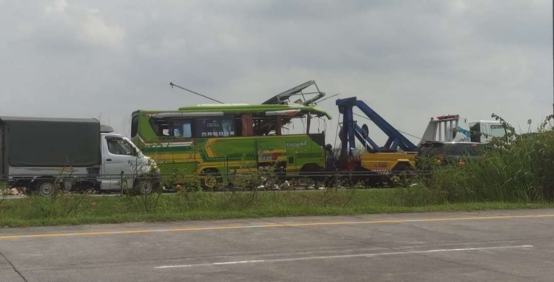 Evakuasi Bus Pariwisata kecelakaan di Tol Sumo.(Foto: Istimewa)
