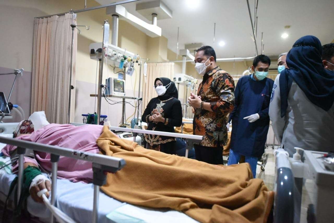 Walikot Eri Cahyadi saat datangi korban kecelakaan Tol Sumo di RS Mojokerto. (Foto: Istimewa)