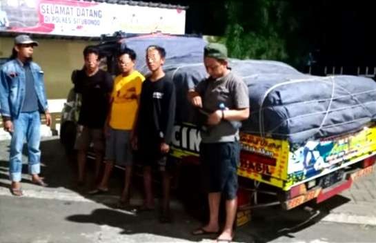 Mobil pikap mengangkut 2,5 ton pupuk bersubsidi tanpa dokumen resmi diamankan Polres Situbondo. (Foto: Dok Polres Situbondo)