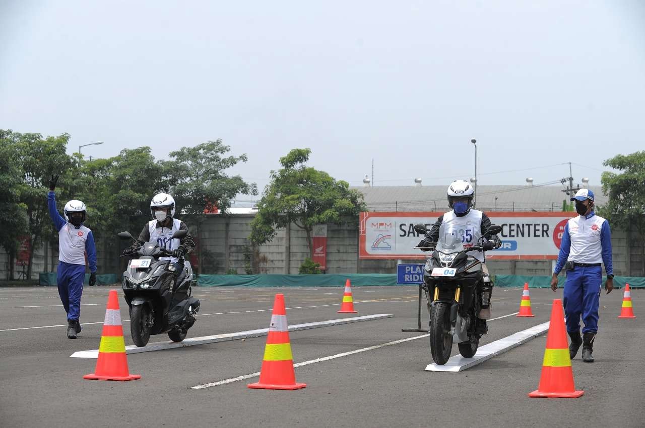 Latihan berkendara di MPM Safety Riding Sidoarjo. (Foto: MPM Honda Jatim)
