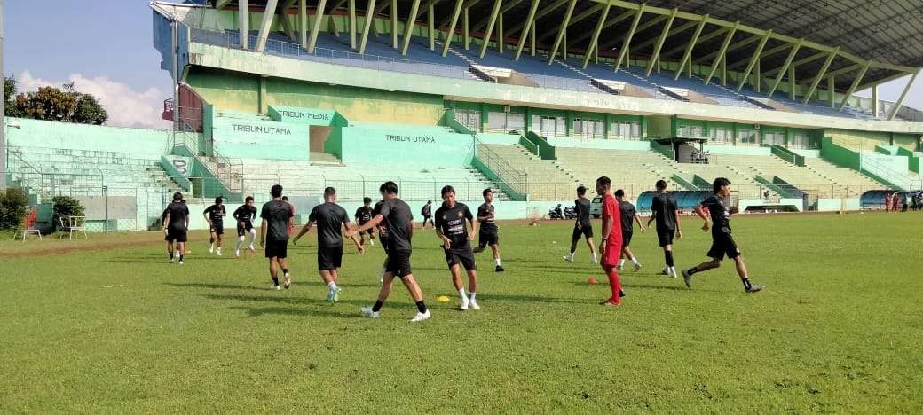 Pemain Arema FC saat menjalani sesi latihan di Stadion Gajayana, Kota Malang. (Foto: Lalu Theo/Ngopibareng.id)