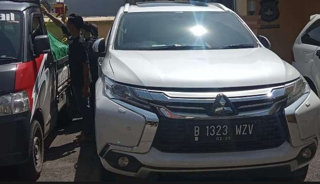 Mobil dinas Bupati Bojonegoro merek Mitsubishi Pajero warna putih berada di tempat parkir Polres Bojonegoro. (Foto: Sujatmiko/Ngopibareng.id)