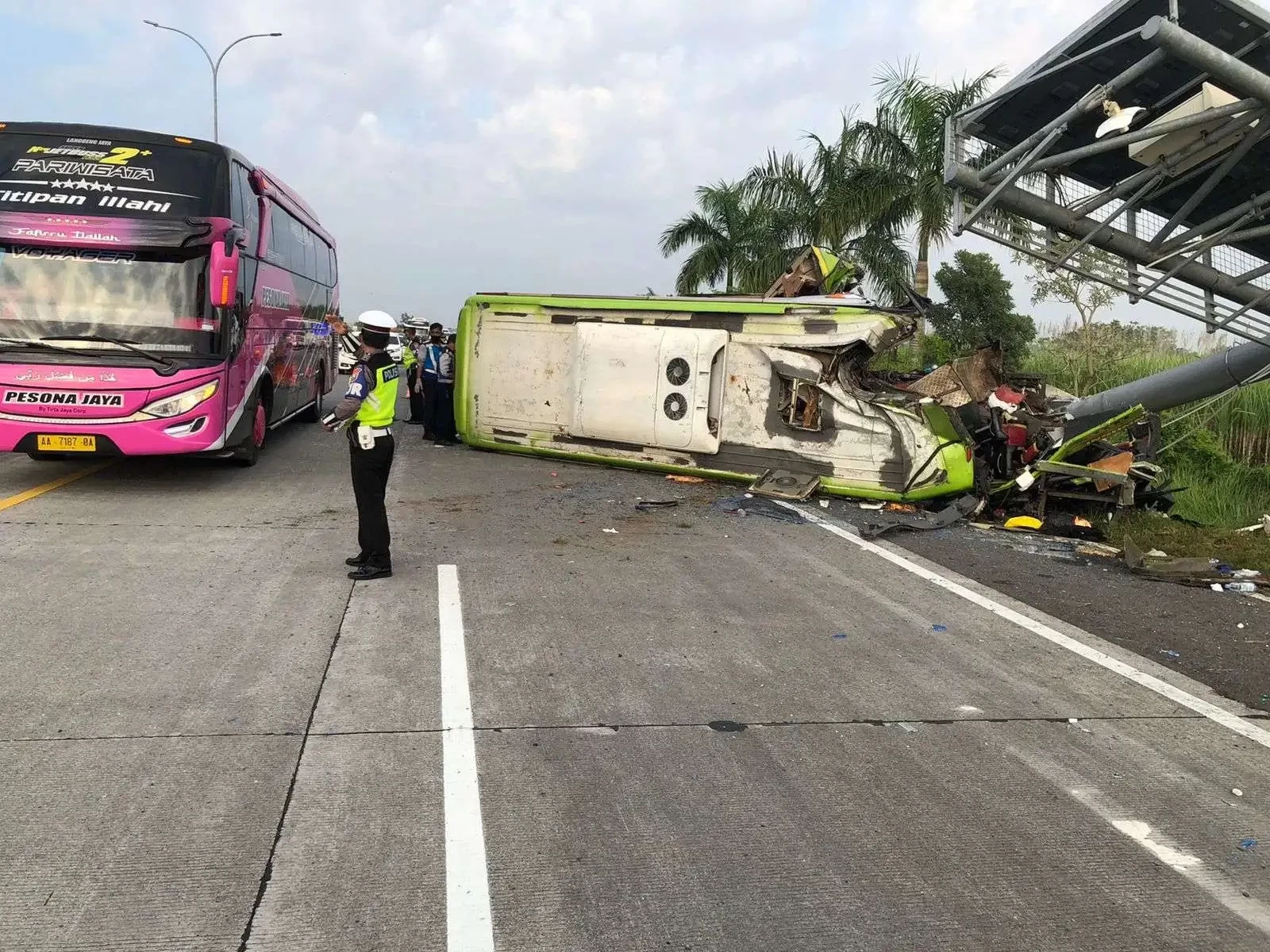 Kondisi bus Ardiansyah usai kecelakaan tunggal di Tol Surabaya-Mojokerto, Senin 16 Mei 2022. (Foto: PJR Polda Jatim)