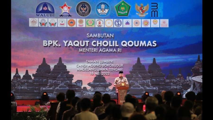 Menag Yaqut Cholil Qoumas menyampaikan sambutan dalam Dharmasanti Waisak, Senin 16 Mei 2022. (Foto: Kemenag)